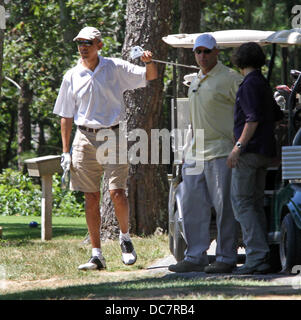 Martha es Vineyard, USA. 11. August 2013. Vereinigte Staaten Präsident Obama drei geputtet das erste Loch auf Farm Hals Golf Club am ersten Tag des Urlaubs Sonntag, 11. August 2013. Seine Vierer enthalten Marvin Nicholson, Robert Wolf und Sam Kass. Bildnachweis: Vince DeWitt / Pool über CNP/Alamy Live-Nachrichten Stockfoto