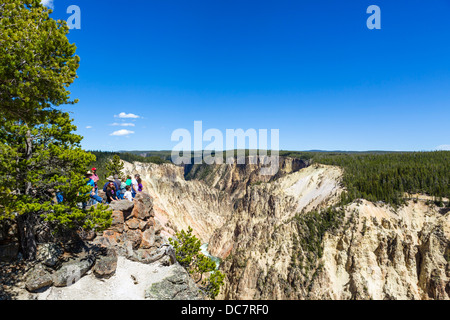 Touristen im Grand View am North Rim mit Blick auf den Grand Canyon des Yellowstone, Yellowstone-Nationalpark, Wyoming, USA Stockfoto