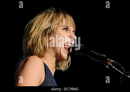 Newquay, Großbritannien. 11. August 2013. Rhiannon "Nordic" Bryan von The Joy Formidable führt wie ihre Band spielen die Hauptbühne am Tag fünf Boardmasters Festival im Watergate Bay. Boardmasters ist eine jährliche Surfen, BMX, Skateboard und Musikfestival statt über 5 Tage an zwei Standorten in Newquay, Cornwall. Bildnachweis: Aktion Plus Sport/Alamy Live-Nachrichten Stockfoto