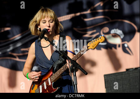 Newquay, Großbritannien. 11. August 2013. Rhiannon "Nordic" Bryan von The Joy Formidable führt wie ihre Band spielen die Hauptbühne am Tag fünf Boardmasters Festival im Watergate Bay. Boardmasters ist eine jährliche Surfen, BMX, Skateboard und Musikfestival statt über 5 Tage an zwei Standorten in Newquay, Cornwall. Bildnachweis: Aktion Plus Sport/Alamy Live-Nachrichten Stockfoto