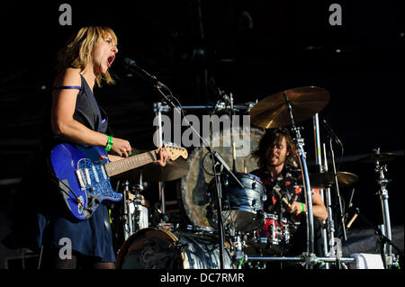 Newquay, Großbritannien. 11. August 2013. Rhiannon "Nordic" Bryan von The Joy Formidable führt wie ihre Band spielen die Hauptbühne am Tag fünf Boardmasters Festival im Watergate Bay. Boardmasters ist eine jährliche Surfen, BMX, Skateboard und Musikfestival statt über 5 Tage an zwei Standorten in Newquay, Cornwall. Bildnachweis: Aktion Plus Sport/Alamy Live-Nachrichten Stockfoto