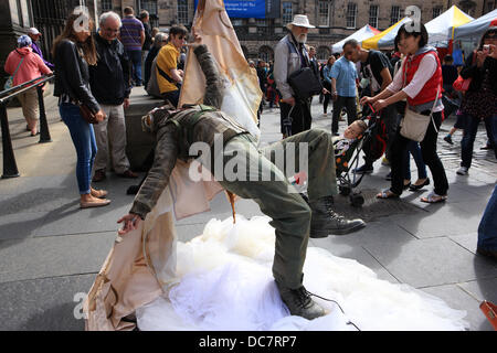 Edinburgh, UK. 11. August 2013. Passanten auf der Royal Mile in Edinburgh werden durch die Beobachtung gekleidet als Amelia Earhart Straßenkünstler unterhalten. Bildnachweis: PictureScotland/Alamy Live-Nachrichten Stockfoto