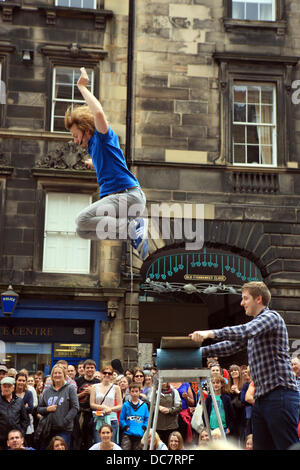 Edinburgh, UK. 11. August 2013. Große Menschenmengen auf der Royal Mile genießen Sie die Leistung von diesem Solo-Act aus Kanada, die Mitglieder der Menge als Helfer verwendet. Bildnachweis: PictureScotland/Alamy Live-Nachrichten Stockfoto