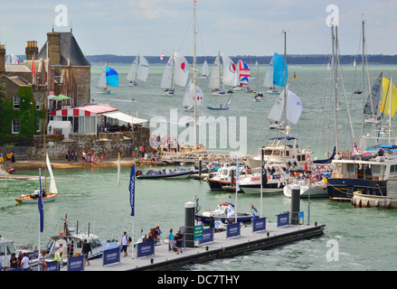 Rennboote segeln während der Aberdeen Asset Management Cowes Week zur Ziellinie im Royal Yacht Squadron. Cowes, Isle of Wight, UK . Stockfoto