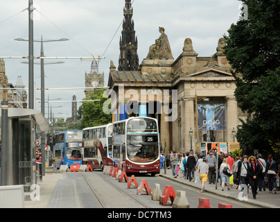 Lothian Busse, Edinburgh. Der Doppeldecker-Bus auf Princes Street-Edinburgh, wo die Straßenbahn-Linien gelegt wurden, hier abgebildet Stockfoto