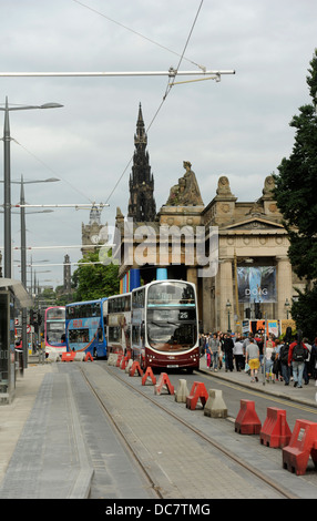 Lothian Busse, Edinburgh. Der Doppeldecker-Bus auf Princes Street-Edinburgh, wo die Straßenbahn-Linien gelegt wurden, hier abgebildet Stockfoto