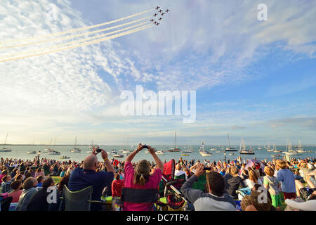 Aberdeen Asset Management Cowes Week, Cowes. Isle Of Wight UK nach führen gute Tage Segeln der Red Arrows eine Makrele-Himmel, der feine windigem Wetter für Morgen, Samstag, den letzten Tag der Cowes Week für Omen ein spektakuläres Feuerwerk. Das Fastnet-Rennen startet am Sonntag von Cowes Gary Blake/Alamy Credit: Gary Blake/Alamy Live News Stockfoto