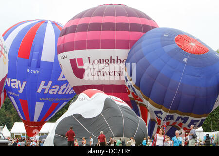 Bristol, UK, 10. August 2013, eine Auswahl an Luftballons aufblasen am 35. Bristol Balloon Fiesta Credit: Keithlarby/Alamy Live News Stockfoto