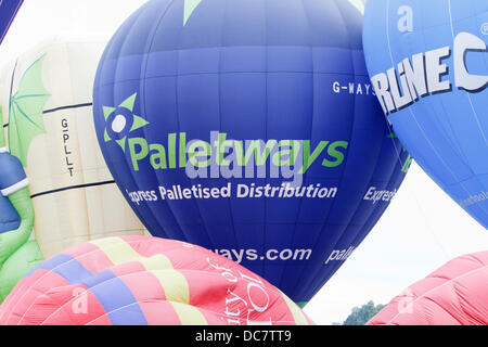 Bristol, UK, 10. August 2013, eine Auswahl an Luftballons aufblasen am 35. Bristol Balloon Fiesta Credit: Keithlarby/Alamy Live News Stockfoto