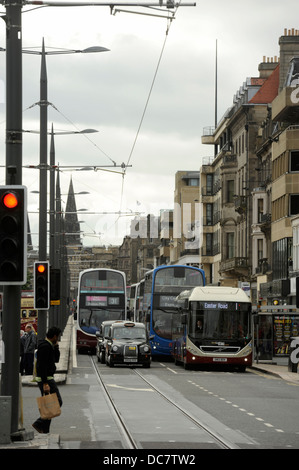 Volvo 7900 H Eco Hybrid single deck Bus, Lothian Busse, Princes Street Edinburgh. mit anderen Bussen und Taxis und Straßenbahn Linie Stockfoto