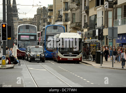 Volvo 7900 H Eco Hybrid single deck Bus, Lothian Busse, Princes Street Edinburgh. mit anderen Bussen und Taxis und Straßenbahn Linie Stockfoto