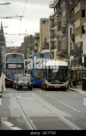 Volvo 7900 H Eco Hybrid single deck Bus, Lothian Busse, Princes Street Edinburgh. mit anderen Bussen und Taxis und Straßenbahn Linie Stockfoto