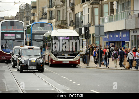 Volvo 7900 H Eco Hybrid single deck Bus, Lothian Busse, Princes Street Edinburgh. mit anderen Bussen und Taxis und Straßenbahn Linie Stockfoto