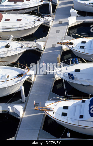 Die Bögen der acht weißen Vergnügen Fertigkeit Gesicht dock miteinander über eine kleine-Craft Boot in Marina del Rey in Los Angeles County, Kalifornien, USA. Stockfoto