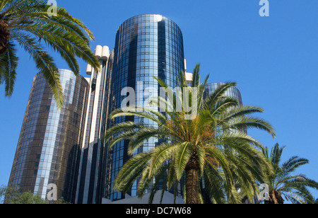 Das 34-stöckige Westin Bonaventure Hotel in der Innenstadt von Los Angeles, Kalifornien, USA, ist durch seine runden Türmen mit reflektierendem Glas Windows erkannt. Stockfoto