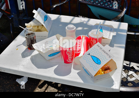 Speisereste Karton verließ am Gartentisch bei Southend am Meer Stockfoto