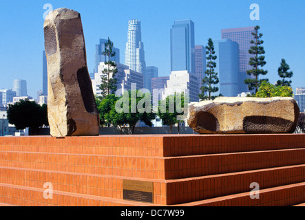 Renommierter Künstler Isamu Noguchi erstellt eine monumentale Skulptur mit zwei Basaltfelsen für Little Tokyo Bereich in der Innenstadt von Los Angeles, Kalifornien, USA. Stockfoto