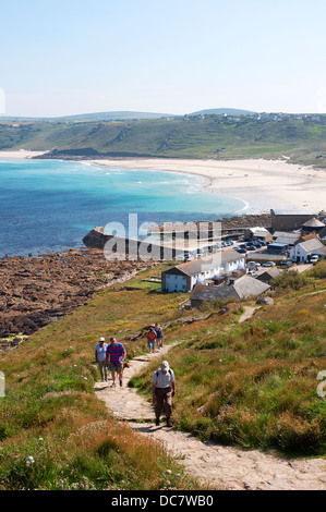 Menschen auf dem South West Coast-Wanderweg in der Nähe von Sennen Cove in Cornwall, Großbritannien Stockfoto