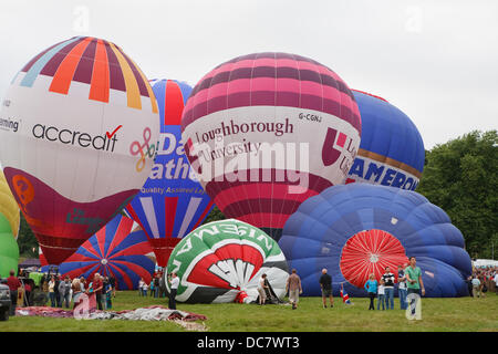 Bristol, UK, 10. August 2013, eine Auswahl an Luftballons aufblasen am 35. Bristol Balloon Fiesta Credit: Keithlarby/Alamy Live News Stockfoto