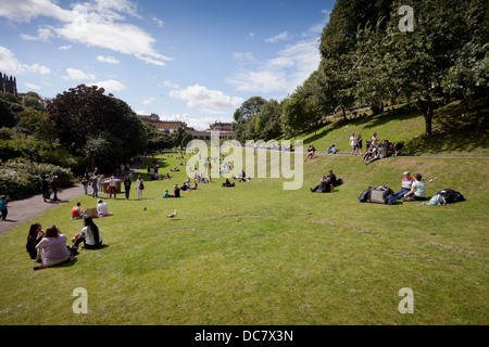 Menschen entspannen auf dem Rasen des Princes Street Gardens, Edinburgh, Schottland, Vereinigtes Königreich Stockfoto