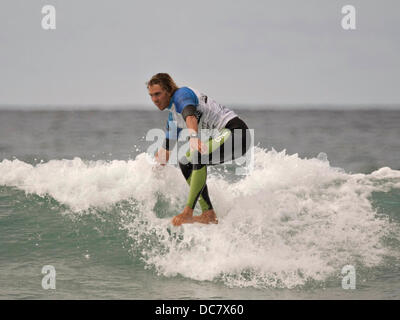 Fistral Strand, Cornwall, UK. 11. August 2013. Sonntag, 11. August 2013 Finaltag der Boardmasters Surfwettbewerb am Fistral Beach Newquay. Longboard-Finale. Adam "Bearman" Griffiths - hängt Davidoff Cool Wasser Longboard Pro Rang fünf. Bildnachweis: Anthony Collins/Alamy Live-Nachrichten Stockfoto