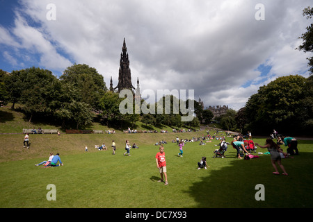 Menschen entspannen auf dem Rasen des Princes Street Gardens, Edinburgh, Schottland, Vereinigtes Königreich Stockfoto