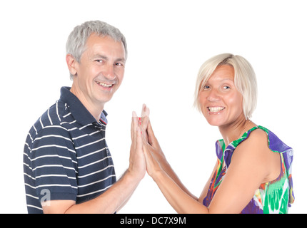 Glücklich attraktive Mann mittleren Alters und Frau stehend mit ihren Handflächen zusammen drehen, in die Kamera Lächeln Stockfoto