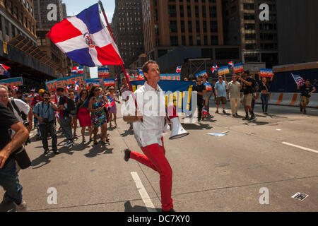 NYC Bürgermeisterkandidat und blamiert Kongressabgeordnete Anthony Weiner tritt Tausender Dominikanische Amerikaner sowie deren Freunde und Unterstützer als He Kampagnen in der Dominikanischen Day Parade in New York auf der Sixth Avenue auf Sonntag, 11. August 2013.  Weiners Umfragewerte haben vor kurzem auf 10 Prozent platzieren ihn Vierter auf dem Gebiet der demokratischen Kandidaten für die New Yorker Bürgermeister gefallen. Die Urwahl ist ungefähr einen Monat entfernt. (© Richard B. Levine) Stockfoto