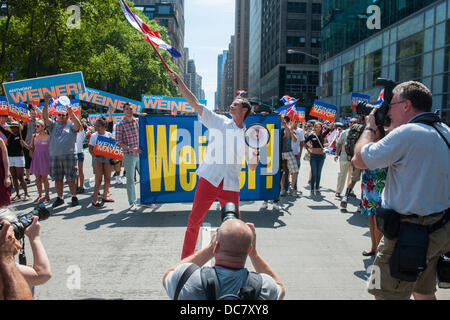 NYC Bürgermeisterkandidat und blamiert Kongressabgeordnete Anthony Weiner tritt Tausender Dominikanische Amerikaner sowie deren Freunde und Unterstützer als He Kampagnen in der Dominikanischen Day Parade in New York auf der Sixth Avenue auf Sonntag, 11. August 2013.  Weiners Umfragewerte haben vor kurzem auf 10 Prozent platzieren ihn Vierter auf dem Gebiet der demokratischen Kandidaten für die New Yorker Bürgermeister gefallen. Die Urwahl ist ungefähr einen Monat entfernt. (© Richard B. Levine) Stockfoto