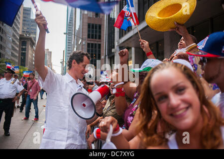 NYC Bürgermeisterkandidat und blamiert Kongressabgeordnete Anthony Weiner tritt Tausender Dominikanische Amerikaner sowie deren Freunde und Unterstützer als He Kampagnen in der Dominikanischen Day Parade in New York auf der Sixth Avenue auf Sonntag, 11. August 2013.  Weiners Umfragewerte haben vor kurzem auf 10 Prozent platzieren ihn Vierter auf dem Gebiet der demokratischen Kandidaten für die New Yorker Bürgermeister gefallen. Die Urwahl ist ungefähr einen Monat entfernt. (© Richard B. Levine) Stockfoto