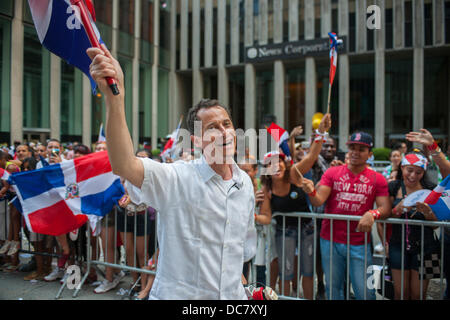 NYC Bürgermeisterkandidat und blamiert Kongressabgeordnete Anthony Weiner tritt Tausender Dominikanische Amerikaner sowie deren Freunde und Unterstützer als He Kampagnen in der Dominikanischen Day Parade in New York auf der Sixth Avenue auf Sonntag, 11. August 2013.  Weiners Umfragewerte haben vor kurzem auf 10 Prozent platzieren ihn Vierter auf dem Gebiet der demokratischen Kandidaten für die New Yorker Bürgermeister gefallen. Die Urwahl ist ungefähr einen Monat entfernt. (© Richard B. Levine) Stockfoto