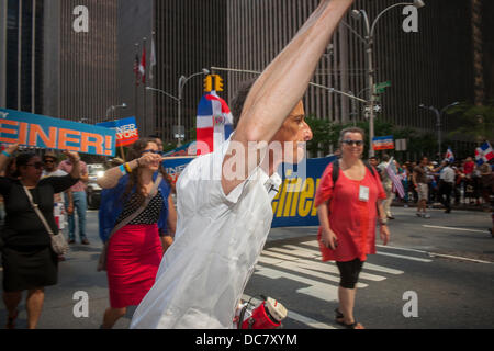 NYC Bürgermeisterkandidat und blamiert Kongressabgeordnete Anthony Weiner tritt Tausender Dominikanische Amerikaner sowie deren Freunde und Unterstützer als He Kampagnen in der Dominikanischen Day Parade in New York auf der Sixth Avenue auf Sonntag, 11. August 2013.  Weiners Umfragewerte haben vor kurzem auf 10 Prozent platzieren ihn Vierter auf dem Gebiet der demokratischen Kandidaten für die New Yorker Bürgermeister gefallen. Die Urwahl ist ungefähr einen Monat entfernt. (© Richard B. Levine) Stockfoto