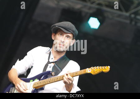 Worms, Deutschland. 11. August 2013. Gitarrist Joseph Champagnon ist auf der Bühne beim Jazz and Joy Festival 2013 in Worms abgebildet Charles Pasi zu unterstützen. Französische Sänger Charles Pasi live gespielt auf dem Jazz & Joy 2013-Festival in Worms. Unterstützt wurde er von seiner Band und ein Bläser-Sektion. Stockfoto