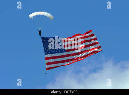 Watkins Glen, New York, USA. 11. August 2013. 11. August 2013: Ein Fallschirmjäger segelt auf den Boden vor dem Beginn des NASCAR Sprint Cup Series Cheez-It 355 in The Glen in Watkins Glen International in Watkins Glen, New York. Bildnachweis: Csm/Alamy Live-Nachrichten Stockfoto