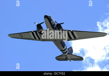 Watkins Glen, New York, USA. 11. August 2013. 11. August 2013: Eine Fliege über vor Beginn des NASCAR Sprint Cup Series Cheez-It 355 in The Glen in Watkins Glen International in Watkins Glen, New York. Bildnachweis: Csm/Alamy Live-Nachrichten Stockfoto