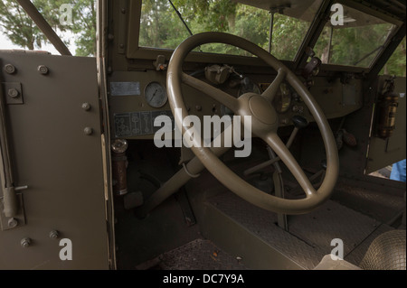 Innenausbau von 1943 M15 Halftrack Militärfahrzeug mit einem 50-mm-Geschütz restauriert und wird bei einem Club-treffen in Central Florida USA gezeigt. Stockfoto