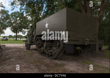 Ein 1943 M15 Halftrack Militärfahrzeug mit einem 50-mm-Geschütz wiederhergestellt und auf ein Club-treffen in Central Florida USA gezeigt werden. Stockfoto