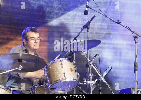 Worms, Deutschland. 11. August 2013. Schlagzeuger Jonathan Grandcamp abgebildet ist auf der Bühne beim Jazz and Joy Festival 2013 in Worms, Charles Pasi zu unterstützen. Französische Sänger Charles Pasi live gespielt auf dem Jazz & Joy 2013-Festival in Worms. Unterstützt wurde er von seiner Band und ein Bläser-Sektion. Stockfoto