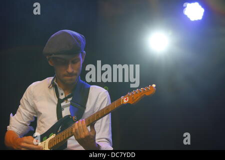 Worms, Deutschland. 11. August 2013. Gitarrist Joseph Champagnon ist auf der Bühne beim Jazz and Joy Festival 2013 in Worms abgebildet Charles Pasi zu unterstützen. Französische Sänger Charles Pasi live gespielt auf dem Jazz & Joy 2013-Festival in Worms. Unterstützt wurde er von seiner Band und ein Bläser-Sektion. Stockfoto