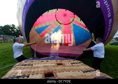 In einem Heißluftballon Umschlag während der Inflation am 35. Bristol International Balloon Fiesta. Bristol, England, Vereinigtes Königreich. Stockfoto