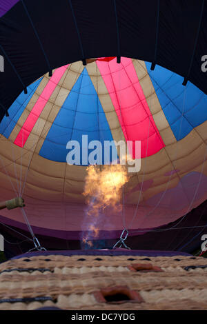 In einem Heißluftballon Umschlag während der Inflation am 35. Bristol International Balloon Fiesta. Bristol, England, Vereinigtes Königreich. Stockfoto