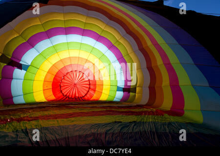 In einem Heißluftballon Umschlag während der Inflation am 35. Bristol International Balloon Fiesta. Bristol, England, Vereinigtes Königreich. Stockfoto