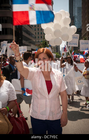 New York, USA. 11. August 2013. NYC Bürgermeisterkandidat und Stadtrat Sprecher Christine Quinn schließt sich Tausende von Dominikanische Amerikaner sowie deren Freunde und Unterstützer, wie sie Kampagnen in der Dominikanischen Day Parade in New York auf der Sixth Avenue auf Sonntag, 11. August 2013.  Politiker, Fahnen und kulturellem stolz waren auf dem Display an der jährlich stattfindenden Veranstaltung. Quinns Umfrage sind Zahlen bei 25 Prozent ihr den ersten Platz im Bereich der demokratischen Kandidaten für die New Yorker Bürgermeister aber 40 Prozent der Stimmen sind erforderlich, um eine Stichwahl zu vermeiden. Die Urwahl ist ungefähr einen Monat entfernt. (© Richard B. Levin Stockfoto