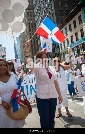 New York, USA. 11. August 2013. NYC Bürgermeisterkandidat und Stadtrat Sprecher Christine Quinn schließt sich Tausende von Dominikanische Amerikaner sowie deren Freunde und Unterstützer, wie sie Kampagnen in der Dominikanischen Day Parade in New York auf der Sixth Avenue auf Sonntag, 11. August 2013.  Politiker, Fahnen und kulturellem stolz waren auf dem Display an der jährlich stattfindenden Veranstaltung. Quinns Umfrage sind Zahlen bei 25 Prozent ihr den ersten Platz im Bereich der demokratischen Kandidaten für die New Yorker Bürgermeister aber 40 Prozent der Stimmen sind erforderlich, um eine Stichwahl zu vermeiden. Die Urwahl ist ungefähr einen Monat entfernt. (© Richard B. Levin Stockfoto