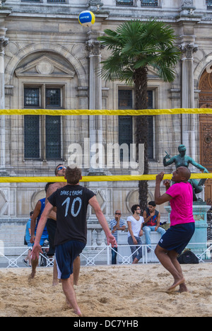Paris, Frankreich, Gruppe Junge Leute, Freunde spielen Spiel draußen am City Beach, 'Paris Plages', Beachvolleyball, seine plage, Junge Erwachsene im Urlaub Teenager spielen zusammen Stockfoto