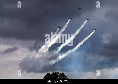 Royal Air Force Red Arrows erklingt in der 35. Bristol International Balloon Fiesta. Bristol, England, Vereinigtes Königreich. Stockfoto