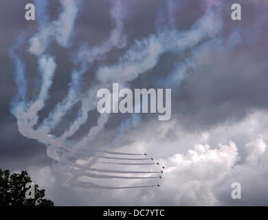 Royal Air Force Red Arrows erklingt in der 35. Bristol International Balloon Fiesta. Bristol, England, Vereinigtes Königreich. Stockfoto