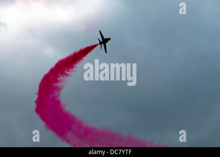 Royal Air Force Red Arrows erklingt in der 35. Bristol International Balloon Fiesta. Bristol, England, Vereinigtes Königreich. Stockfoto