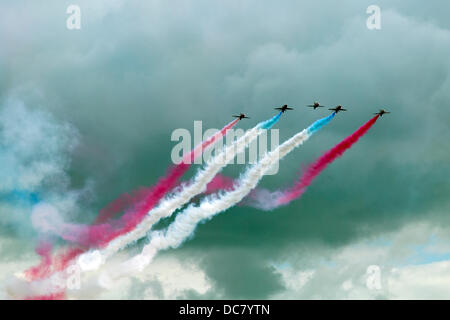 Royal Air Force Red Arrows erklingt in der 35. Bristol International Balloon Fiesta. Bristol, England, Vereinigtes Königreich. Stockfoto