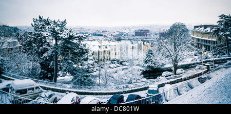 Verschneite Aussicht auf Bristol von Royal York Crescent im Winter. Stockfoto